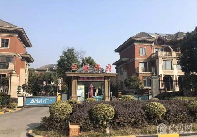 1月24日上午,记者来到江南华府二期香岛御墅售楼中心,有四五十名业主